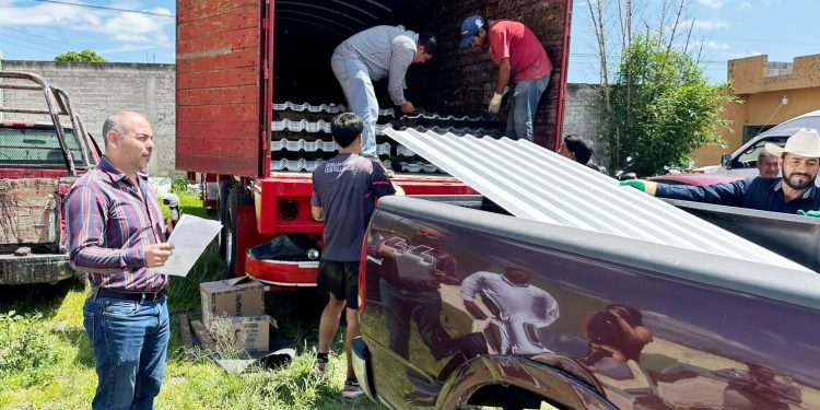 Gobierno de Tarímbaro entrega láminas metálicas a productores agrícolas