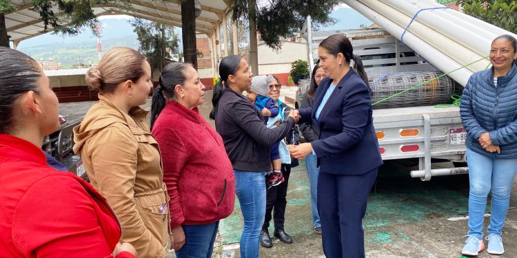 Entrega diputada Tere Herrera material de construcción a Escuela Primaria 18 de Marzo en Hidalgo