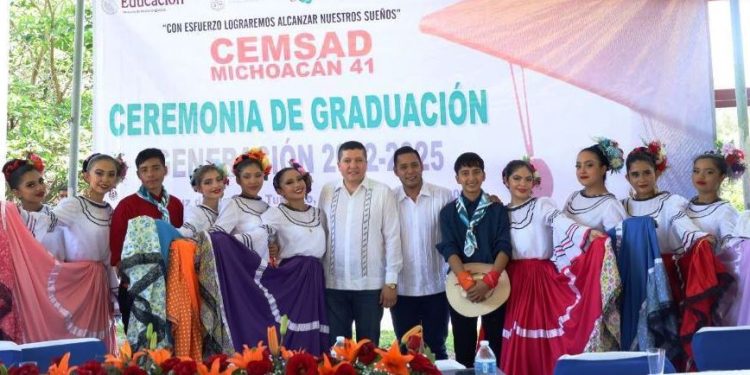 Vicente Gómez apadrina a niñez y juventud de todos los niveles educativos del distrito XIX en sus graduaciones