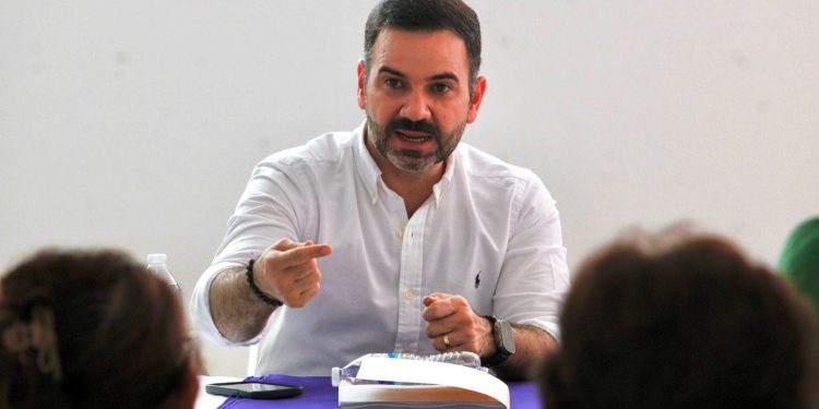 Yankel Benítez y vecinos de Lomas del Valle, acuerdan jornada de trabajo integral