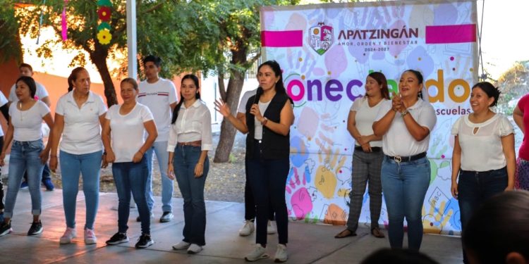 CONECTANDO: Familias y Escuela. Fanny Arreola fortalece los lazos con la comunidad educativa