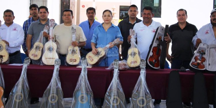 Impulsan la cultura con entrega de instrumentos musicales en Buenavista