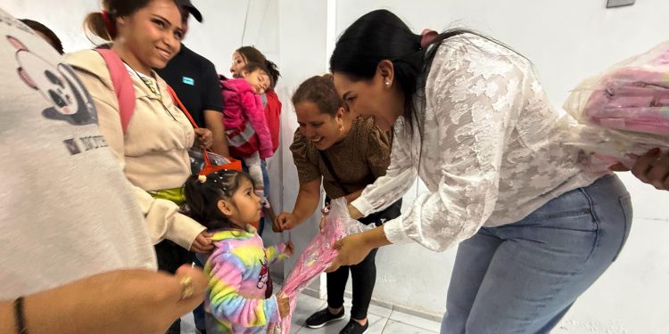Adriana Campos entrega mochilas y llama a impulsar la educación y apoyar a niñas, niños y jóvenes