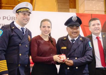 Tras rendir homenaje a bomberos, Giulianna Bugarini anuncia avances en una reforma histórica para dignificar su labor