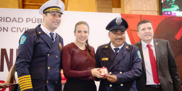 Tras rendir homenaje a bomberos, Giulianna Bugarini anuncia avances en una reforma histórica para dignificar su labor