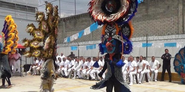 Danza de los Tlahualiles visita el penal de Sahuayo