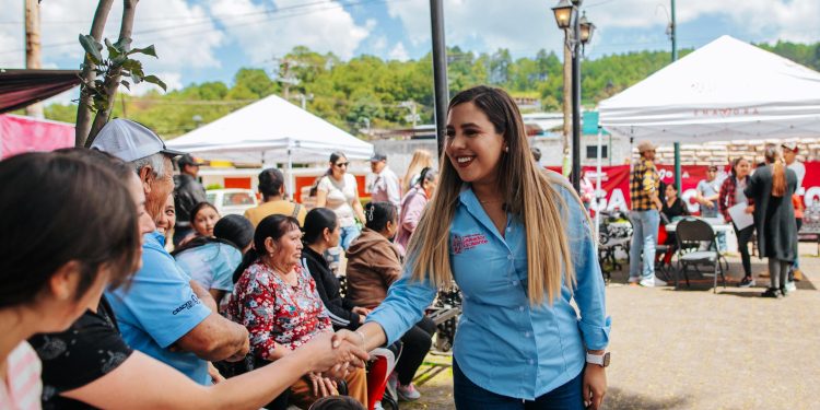 Gobierno Municipal fortalece el programa “Vivienda Digna” con entrega de cemento a familias de Salvador Escalante.