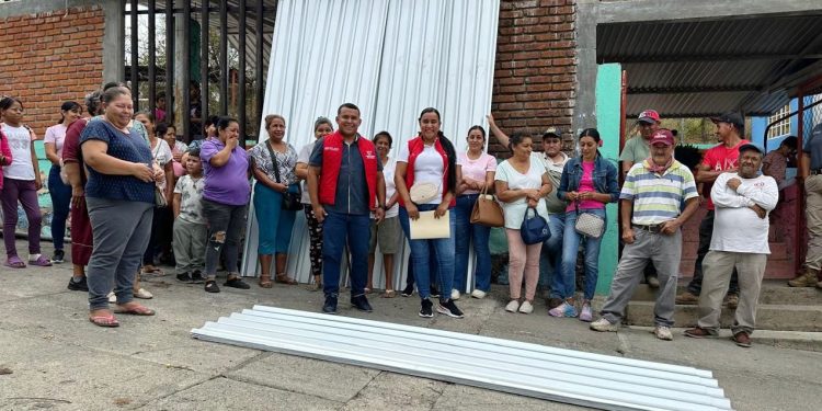 Otorga Vicente Gómez apoyos diversos en localidades del distrito XIX