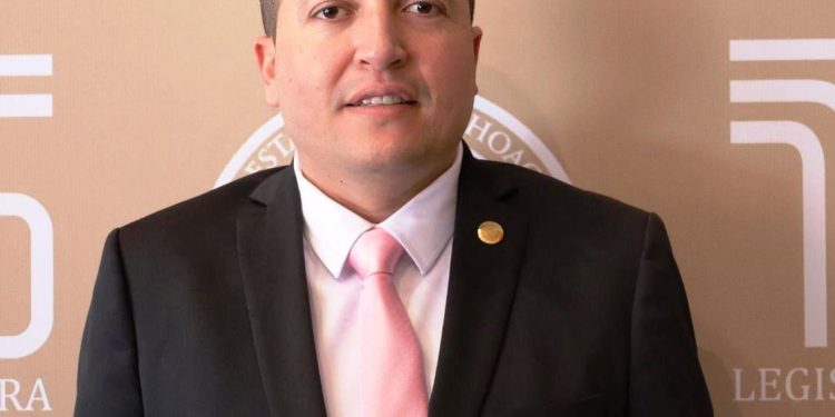 Presenta Vicente Gómez 22 iniciativas en segundo período del primer año legislativo