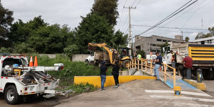 Brigadas municipales retiran tapón de desechos en Dren Barajas