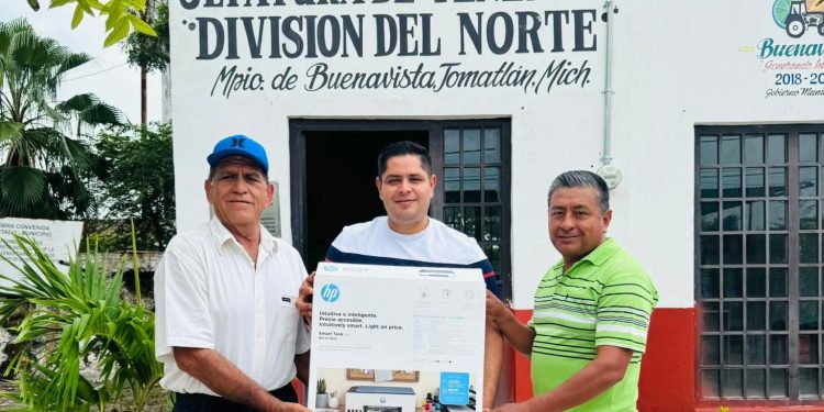 El Ayuntamiento de Buenavista Tomatlán entrega equipamiento a la tenencia de División del Norte