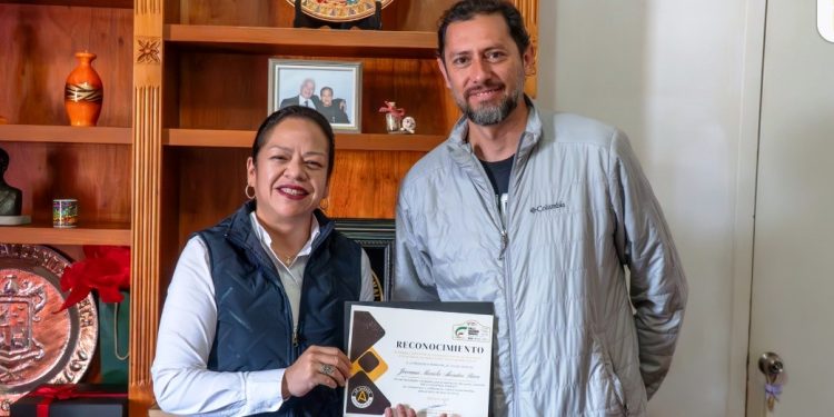 Por promoción, oportunidades e impulso a eventos que fortalecen al sector turístico, alcaldesa del municipio de Hidalgo recibe reconocimiento