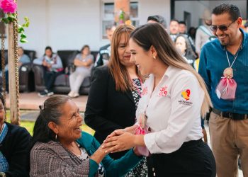 Dayana Pérez celebra a las abuelitas y abuelitos, el corazón de Salvador Escalante