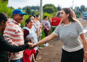 Dayana Pérez Mendoza atiende directamente a familias de Acapulquillo