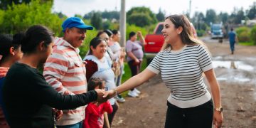 Dayana Pérez Mendoza atiende directamente a familias de Acapulquillo