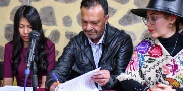 Julio Arreola impulsa acciones contra la violencia hacia mujeres purépechas en Cuanajo