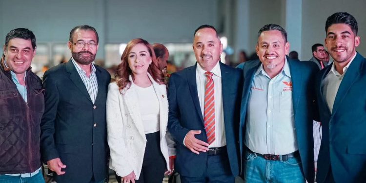 Víctor Manríquez reconoce el trabajo del presidente municipal de Áporo en su Primer Informe de Gobierno