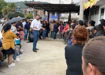 Diputado Octavio Ocampo visita comunidades indígenas de Zitácuaro y reafirma compromiso con la educación