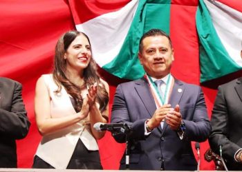 Congreso del Estado condecora a FGE con la presea «Suprema Junta Nacional Americana»