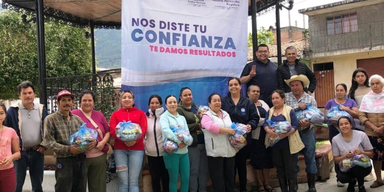 Entrega diputada Tere Herrera apoyos alimentarios a familias hidalguenses