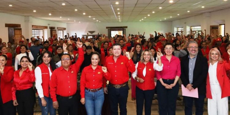 Participa Vicente Gómez Núñez en Seminario Político