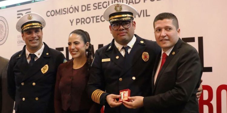 Encabeza Vicente Gómez ceremonia para reconocer a las y los bomberos