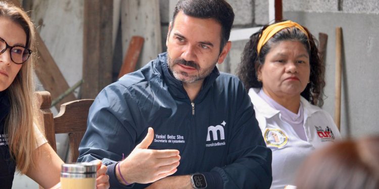 Yankel Benítez acompaña a vecinos de colonia Ríos Mexicanos en gestiones ante CFE