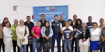 Yankel Benítez entrega mochilas de emergencia en colonia Industrial