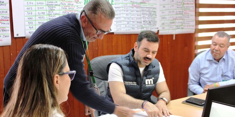 Yankel Benítez y vecinos de Ríos Mexicanos avanzan en gestiones para regularizar servicio ante CFE