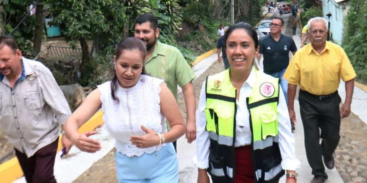Santiago Acahuato avanza con nueva infraestructura: Fanny Arreola