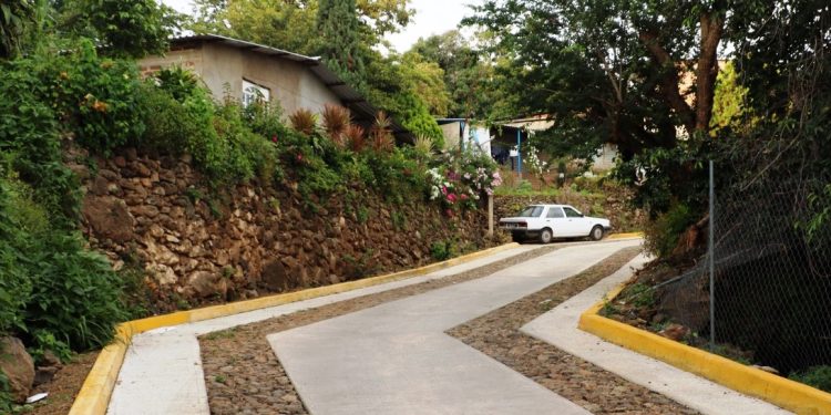 Santiago Acahuato avanza con nueva infraestructura: Fanny Arreola
