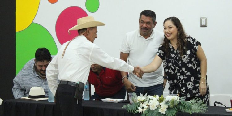 Ubaldo Ríos un orgullo para el municipio de Buenavista Tomatlán; Irma Moreno Mendoza
