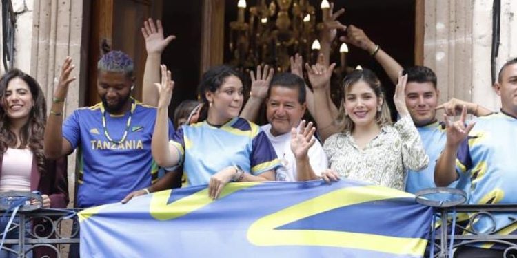 Colocan bandera de la comunidad sorda en el Palacio Legislativo