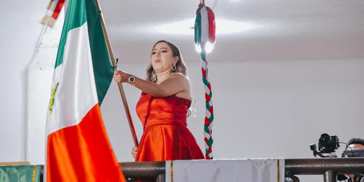 Dayana Pérez Mendoza encabeza con orgullo el Grito de Independencia en Salvador Escalante