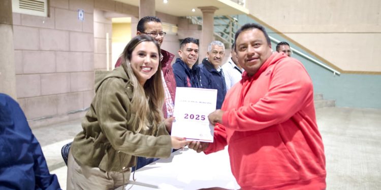 Dayana Pérez fortalece a los muebleros de Opopeo con entrega de licencias de funcionamiento