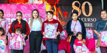 Con el objetivo de beneficiar a la niñez, Dayana Pérez Mendoza entrega mochilas a estudiantes