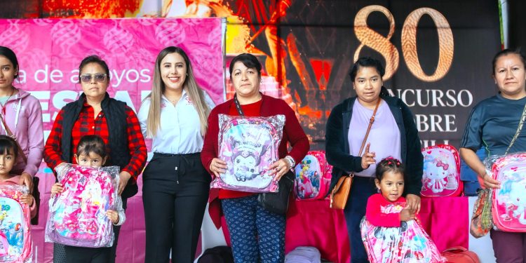 Con el objetivo de beneficiar a la niñez, Dayana Pérez Mendoza entrega mochilas a estudiantes