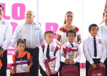 Fanny Arreola da inicio del ciclo escolar en Apatzingán con tecnología y compromiso educativo.