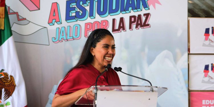Fanny Arreola refrenda compromiso con la educación con el programa “Jalo a estudiar”