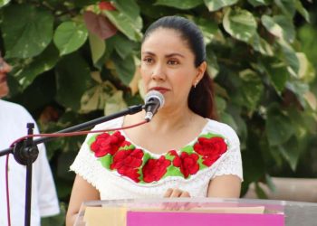 Con Bando Solemne, Fanny Arreola inaugura el espíritu patrio en Apatzingán.