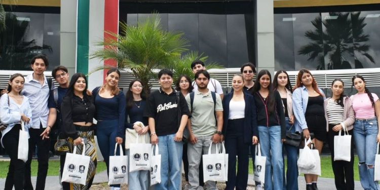 Fiscalía General recibe a estudiantes de Mercadotecnia de la UMSNH en visita guiada por sus instalaciones