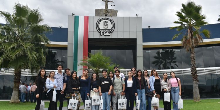 Fiscalía General recibe a estudiantes de Mercadotecnia de la UMSNH en visita guiada por sus instalaciones