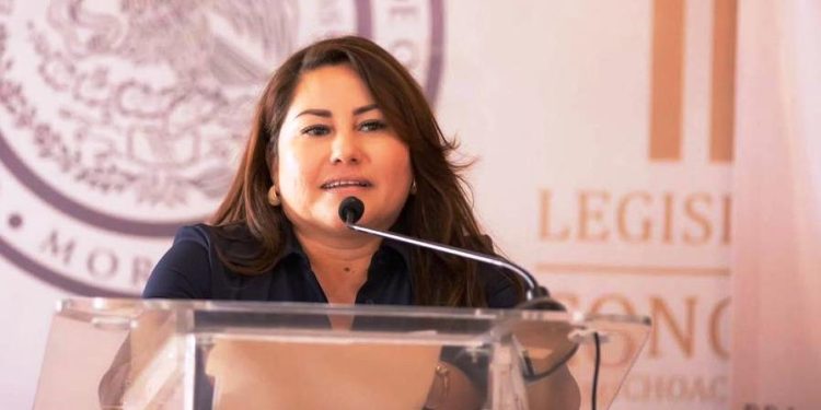 Jaqueline Avilés, al presentar su Primer Informe Legislativo, resalta iniciativas a favor de migrantes