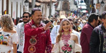 Pátzcuaro celebra 491 años de historia con un desfile lleno de cultura y tradición