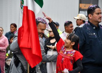 Julio Arreola encabeza desfile del 215 Aniversario de la Independencia en Pátzcuaro
