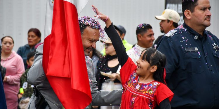 Julio Arreola encabeza desfile del 215 Aniversario de la Independencia en Pátzcuaro