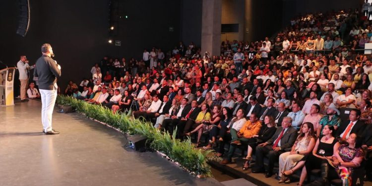 Octavio Ocampo presenta su primer informe en Zitácuaro