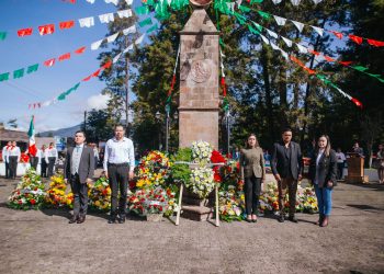 Dayana Pérez Mendoza encabeza homenaje a los Niños Héroes en Salvador Escalante