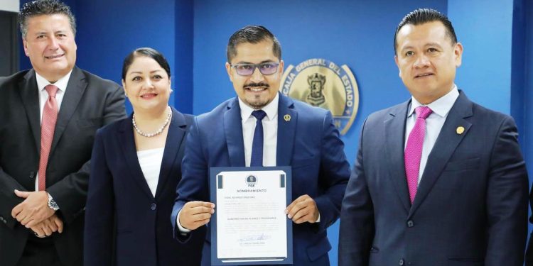 Honestidad y transparencia, valores clave para el crecimiento profesional del personal de la Fiscalía: Carlos Torres Piña