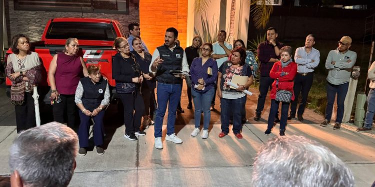 Yankel Benítez se reúne con vecinos de Hacienda del Valle